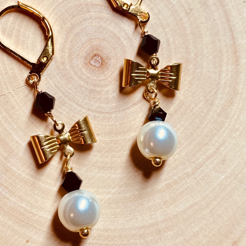 Cute creme black and gold earrings - Picture 1 of 1